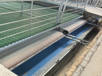 升羊場設備——羊糞輸送帶
